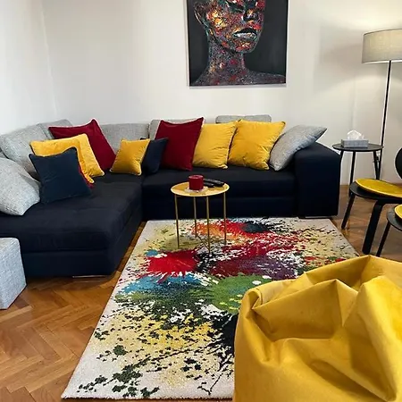 Luxury Ora شقة *